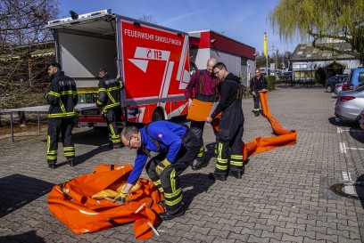 Sindelfingen: Sichtbare Verunreinigung im Goldbachsee - laengerer Einsatz fuer die Feuerwehr