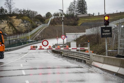 Grafenau-Daetzingen: Laengere Oelspur fuehrt zur Sperrung vom Darmsheimer Tunnel