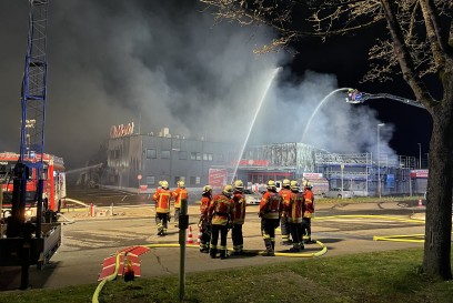 Mosbach: Grossbrand zerstoert 4 Einzelhandelsgeschaefte