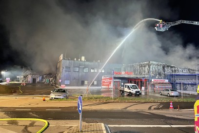 Mosbach: Grossbrand zerstoert 4 Einzelhandelsgeschaefte