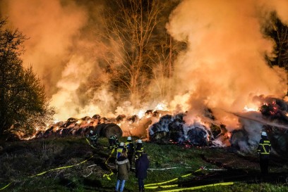 Neckartenzlingen: Knapp 500 Stroh- und Heuballen in Vollbrand – mehrere Feuerwehren im Einsatz