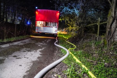 Neckartenzlingen: Knapp 500 Stroh- und Heuballen in Vollbrand – mehrere Feuerwehren im Einsatz