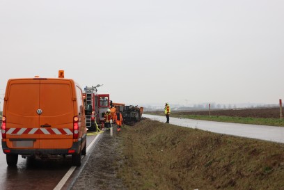 Neuhausen a.d.F.: PKW geraet in den Gegenverkehr, LKW kippt um. Drei Verletzte.