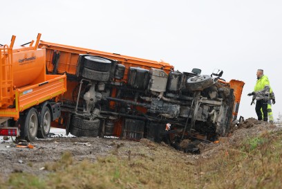Neuhausen a.d.F.: PKW geraet in den Gegenverkehr, LKW kippt um. Drei Verletzte.