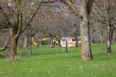 Weilheim: Kastenwagen rutsch Abhang hinunter und ueberschlaegt sich - 2 Verletzte 
