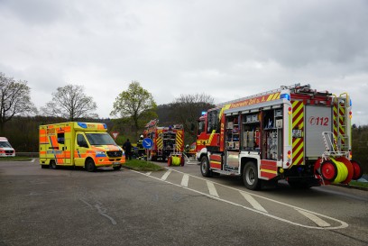 Zell unter Aichelberg: Kreuzungscrash fordert 6 Verletzte - Rettungshubschrauber im Einsatz