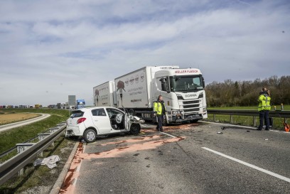 Rottenburg-Baisingen: PKW kommt auf die Gegenfahrbahn und kracht in LKW - Rettungshubschrauber im Einsatz