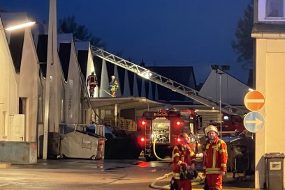 Filderstadt: 700 Quadratmeter gross Lagerhalle brennt - Feuerwehr mit 76 Einsatzkraeften im Einsatz 