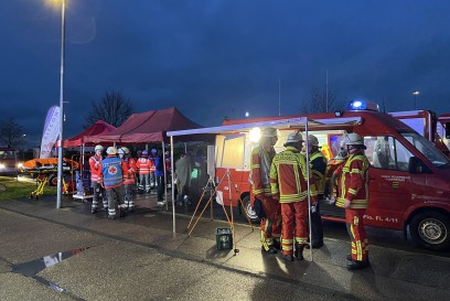 Filderstadt: 700 Quadratmeter gross Lagerhalle brennt - Feuerwehr mit 76 Einsatzkraeften im Einsatz 