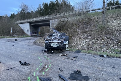 Schwenningen: BMW M4 nach Unfall komplett zerstoert - Zwei Tote 