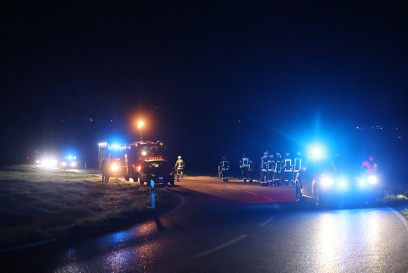 Unterberken: PKW kommt in Linkskurve von der Strasse ab und ueberschlaegt sich