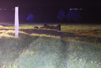 Unterberken: PKW kommt in Linkskurve von der Strasse ab und ueberschlaegt sich