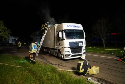 Gruibingen: Inhalt von LKW Auflieger in Brand - Feuerwehr im Einsatz