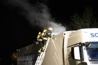 Gruibingen: Inhalt von LKW Auflieger in Brand - Feuerwehr im Einsatz