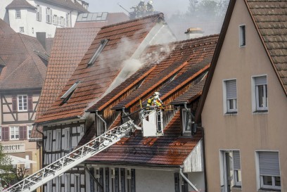 Waldenbuch: Grosseinsatz fuer die Feuerwehr bei einem Dachstuhlbrand 