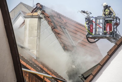 Waldenbuch: Grosseinsatz fuer die Feuerwehr bei einem Dachstuhlbrand 