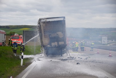 Donauwoerth: Mit Stroh beladener Sattelauflieger ausgebrannt- Keine Verletzten