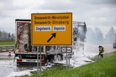 Donauwoerth: Mit Stroh beladener Sattelauflieger ausgebrannt- Keine Verletzten