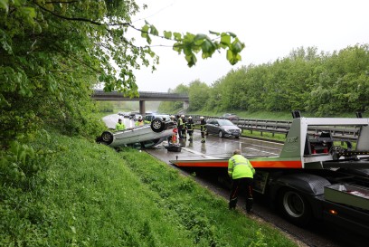 Faurndau: PKW kommt von der Strasse ab und ueberschlaegt sich