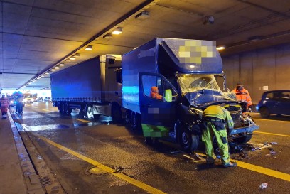 Leonberg: Unfall im Engelbergtunnel mit 2 LKW und 1 Sprinter 