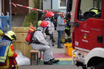 Wiesensteig: Kinder dringen in Gebaeude von alter Brauerei ein und loesen Gefahrguteinsatz der Feuerwehr aus