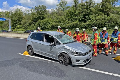 Leonberg: Schwerer Verkehrsunfall ein PKW ueberschlagen 