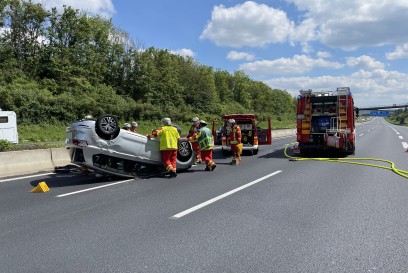 Leonberg: Schwerer Verkehrsunfall ein PKW ueberschlagen 