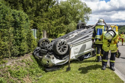 Magstadt: PKW landet nach Ueberschlag im Bankett