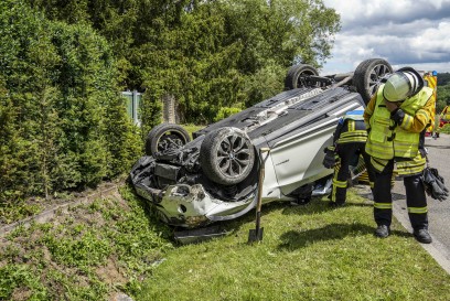 Magstadt: PKW landet nach Ueberschlag im Bankett