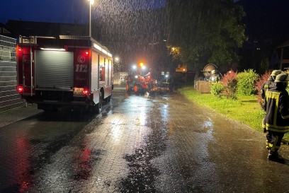 Kreis Goeppingen: Feuerwehren bauen Schutzwaelle gegen die Wassermassen