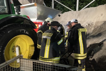 Kreis Goeppingen: Feuerwehren bauen Schutzwaelle gegen die Wassermassen