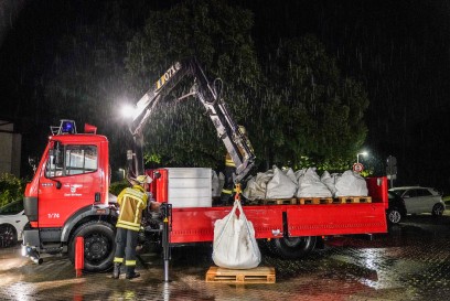 Kreis Esslingen: Starkregen sorgt fuer viele Feuerwehreinsaetze - Sandsackwaelle und Hochwasserschutzwaende werden aufgebaut