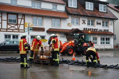 Gosbach / Wiesensteig: Gosbach Edeka laeuft voll - Wiesensteig Ortsdurchfahrt gefluhtet