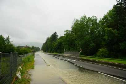 Oberes Filstal: Ueberflutete Strassen und gesperrte Fusswege - Hochwasser steigt weiter