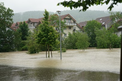 Oberes Filstal: Ueberflutete Strassen und gesperrte Fusswege - Hochwasser steigt weiter