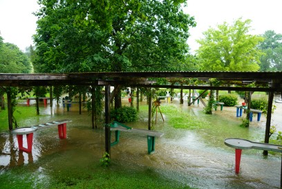 Albershausen/Uhingen: Butzbach ueberflutet Minigolfanlage - Fils mit Daemmen eingedaemmt