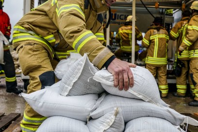 Kreis Goeppingen: Feuerwehr Esslingen unterstuetzt mit einer Sandsackfuellmaschine - Strassen durch Hochwasser gesperrt 