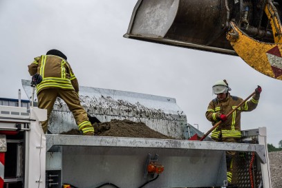 Kreis Goeppingen: Feuerwehr Esslingen unterstuetzt mit einer Sandsackfuellmaschine - Strassen durch Hochwasser gesperrt 