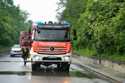 Sindelfingen: PKW bleibt in ueberfluteter Strasse stecken 