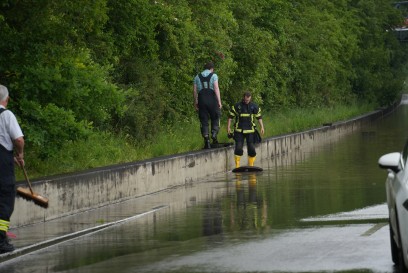 Sindelfingen: PKW bleibt in ueberfluteter Strasse stecken 