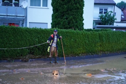 Uhingen-Holzhausen: Ortsmitte und mehrere Haeuser ueberflutet 