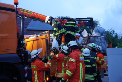 Uhingen-Holzhausen: Ortsmitte und mehrere Haeuser ueberflutet 