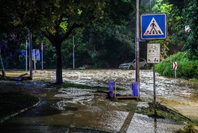 Ebersbach: B10 Strassen und Haeuser unter Wasser 