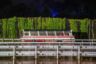 Ebersbach: Oldtimer Bus bleibt in Wassermassen auf der B10 stecken - Wasserrettung im Einstaz