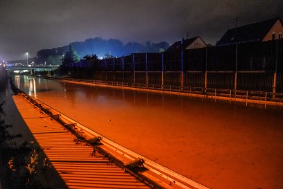 Ebersbach: Oldtimer Bus bleibt in Wassermassen auf der B10 stecken - Wasserrettung im Einstaz