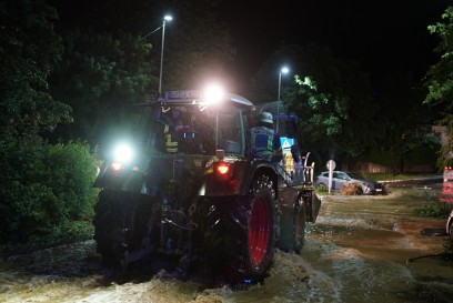 Ebersbach: B10 Strassen und Haeuser unter Wasser 