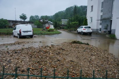 Ebersbach: B10 Strassen und Haeuser unter Wasser 