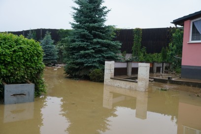 Ebersbach: B10 Strassen und Haeuser unter Wasser 