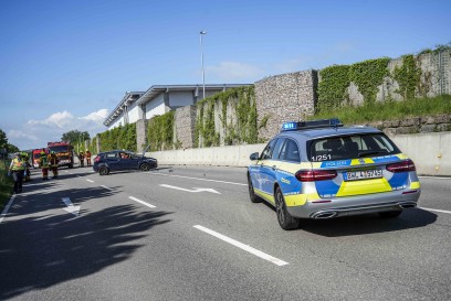 Ehningen: PKW ueberschlaegt sich mehrmals - zwei Personen verletzt