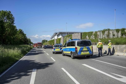 Ehningen: PKW ueberschlaegt sich mehrmals - zwei Personen verletzt
